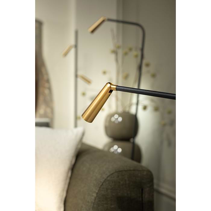 3 of 4 spots. En de serie Barry kent ook een tafellamp en twee vloerlampen. Zoek op 'Barry' in onze website.