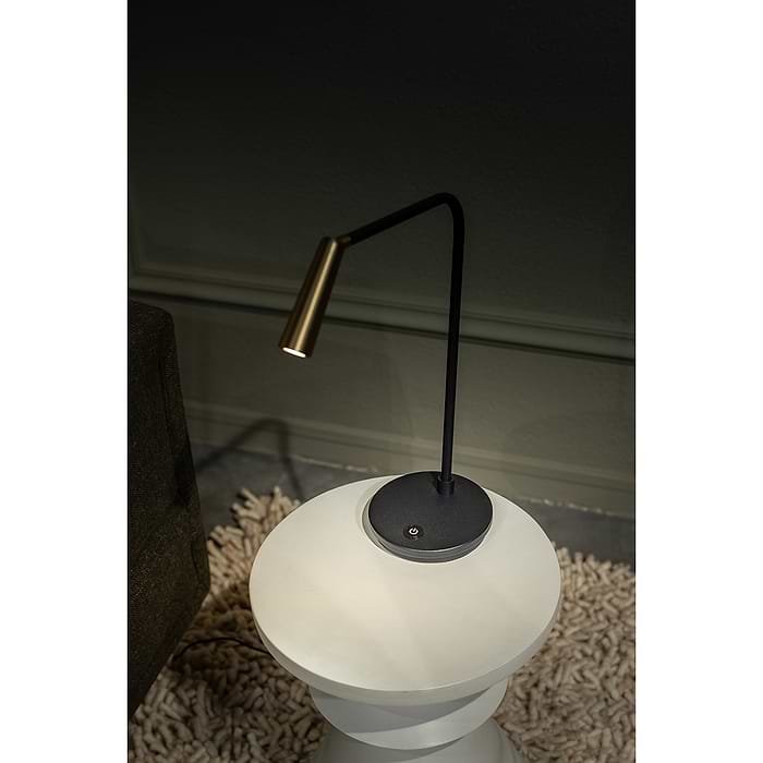 4 of 3 spots. En de serie Barry kent ook een tafellamp en twee vloerlampen. Zoek op 'Barry' in onze website.