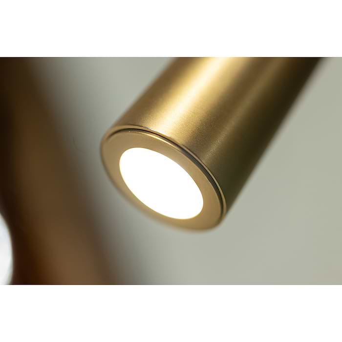 4 of 3 spots. En de serie Barry kent ook een tafellamp en twee vloerlampen. Zoek op 'Barry' in onze website.