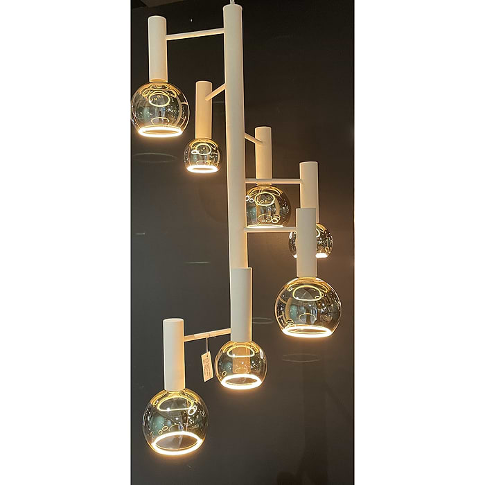 hoogte 80 cm. Deze exclusieve hanglamp serie Escale is als 5-lichts en als 7-lichts uitvoering verkrijgbaar in de armatuur kleuren zwart