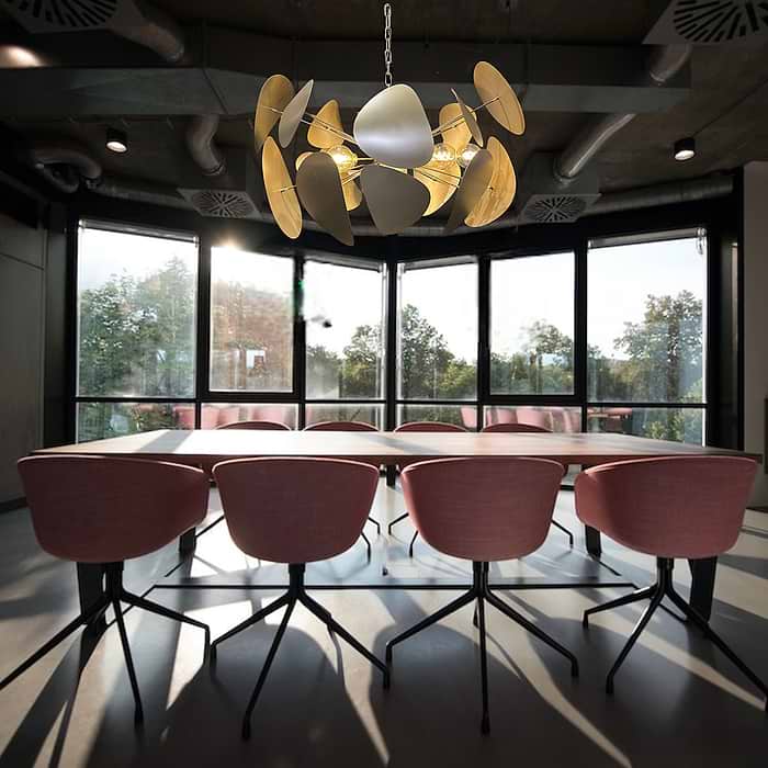 en dient voor extra licht als u dat nodig heeft. De lamp is dimbaar via een externe wanddimmer. De kleur van het armatuur is brons goud. De afmetingen zijn: lengte 100 cm