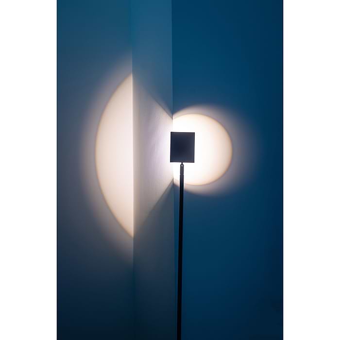 05-VL8374-30. Vloerlamp Jake. Een verstelbare stoere zwarte vloerlamp waarmee je ergens een mooi lichtspot op kunt richten. In de serie Jake van het merk ETH bevindt zich ook een tafellamp. Zoek naar 'Jake' in het zoekveld op onze website.