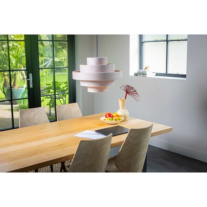 05-HL4397-59. Een sfeervolle creme-kleurige hanglamp van vilt. Serie Jones van het merk ETH. Deze Jones hanglamp is ook verkrijgbaar in de kleuren antraciet en groen. Zoek in onze website op 'Jones'.