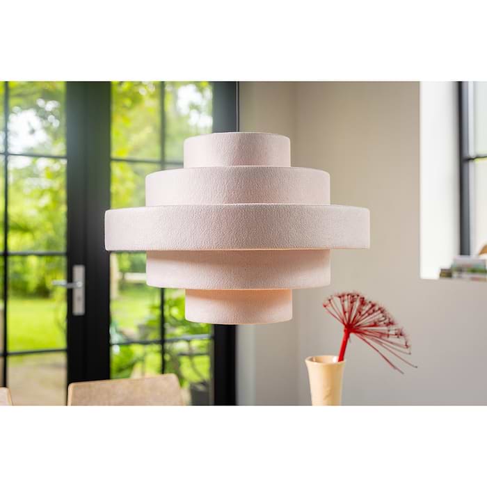05-HL4397-59. Een sfeervolle creme-kleurige hanglamp van vilt. Serie Jones van het merk ETH. Deze Jones hanglamp is ook verkrijgbaar in de kleuren antraciet en groen. Zoek in onze website op 'Jones'.