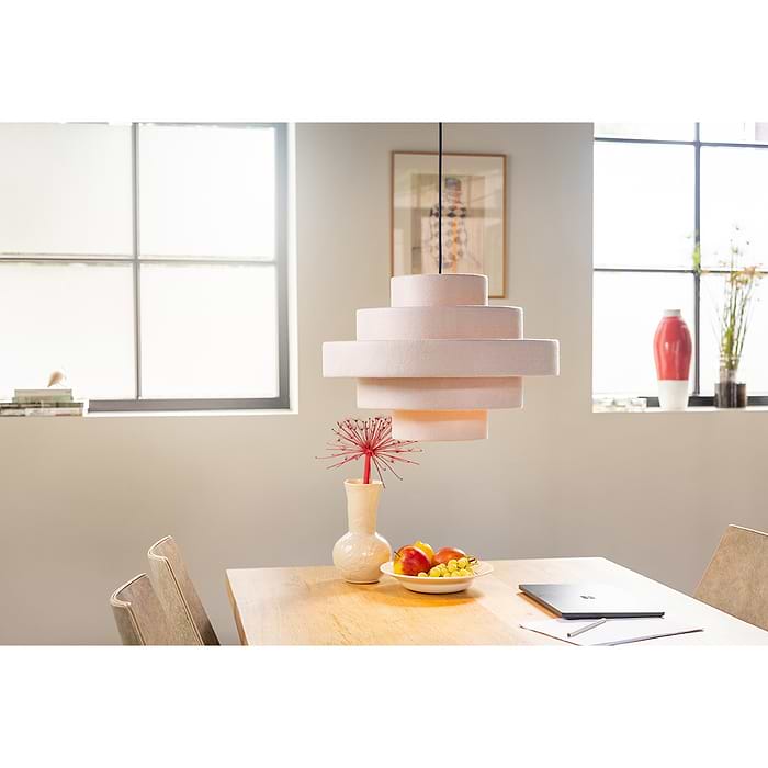 05-HL4397-59. Een sfeervolle creme-kleurige hanglamp van vilt. Serie Jones van het merk ETH. Deze Jones hanglamp is ook verkrijgbaar in de kleuren antraciet en groen. Zoek in onze website op 'Jones'.