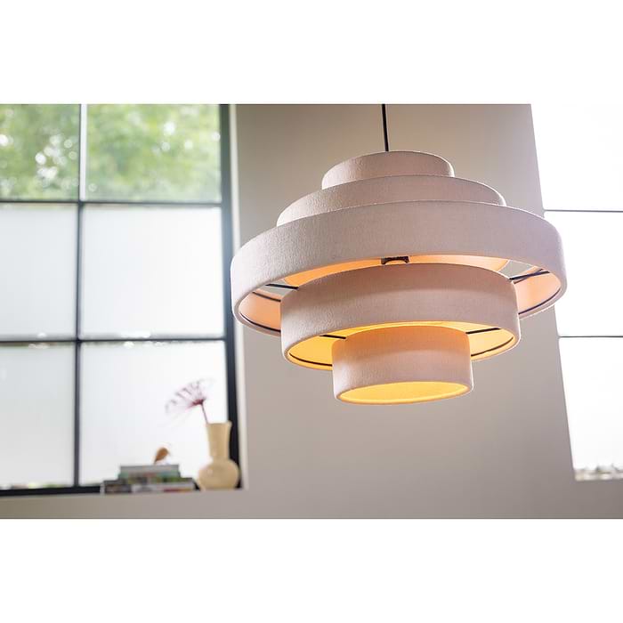 05-HL4397-59. Een sfeervolle creme-kleurige hanglamp van vilt. Serie Jones van het merk ETH. Deze Jones hanglamp is ook verkrijgbaar in de kleuren antraciet en groen. Zoek in onze website op 'Jones'.