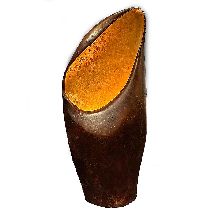 Zeer bijzondere organisch gevormde vloerlamp Nature, LB999/1VL-L-CORTEN-GOLD. Keramische vloerlamp, cortenstaal bruin van buiten en goudkleurig van binnen. Deze organische vloerlamp van keramiek is 120 cm hoog. Er zit een E27 fitting in voor een sfeervol LED lampje. De Nature collectie bestaat uit twee formaten tafellampjes en een vloerlamp. U kunt kiezen tussen mat wit of cortenstaal kleur (bruin) aan de buitenzijde. Ze staan allemaal in onze webshop, zoek op Nature. – LECLERCQ & BOUWMAN Verkrijgbaar bij Webo Verlichting in Beuningen bij Nijmegen. De grootste lampenwinkel van Nederland. Bezoek onze showroom of shop online in onze lampenwebshop.