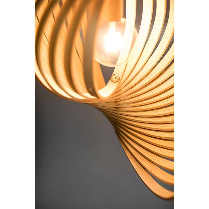 diameter 59 cm. De ringen zijn allemaal verstelbaar - ETH. De foto's tonen aan hoe verschillend de lamp wordt door met de ringen te spelen. Binnen de Woody serie van het merk ETH zijn vier varianten. Twee verschillende afmetingen en een versie van naturel hout binnenzijde en buitenzijde en een variant met een zwarte buitenzijde en naturel houten binnenzijde. Zoek op 'Woody' in het zoekveld op onze website en u ziet ze allemaal.