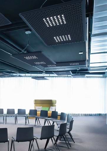 Projectverlichting, akoestiek verbeteren met een lamp. Deze akoestische lamp is van Artimide en leverbaar in verschillende kleuren en vormen. Verlichtingsarmaturen en lampen voor kantoren, schepen, winkels, horeca, musea, etc. Webo adviseert al meer dan 60 jaar architecten, bedrijven en instellingen bij de inrichting van zakelijke ruimtes.