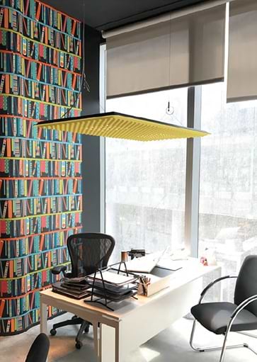 Projectverlichting, akoestiek verbeteren met een lamp. Deze akoestische lamp is van Artimide en leverbaar in verschillende kleuren en vormen. Verlichtingsarmaturen en lampen voor kantoren, schepen, winkels, horeca, musea, etc. Webo adviseert al meer dan 60 jaar architecten, bedrijven en instellingen bij de inrichting van zakelijke ruimtes.