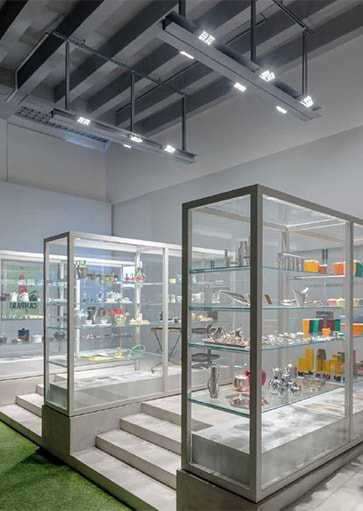 Artimide railverlichting. Projectverlichting voor bedrijven, kantoren, winkels, schepen, horeca gelegenheden, vergaderzalen, ontvangstruimtes, praktijkruimtes en meer. Moderne lampen, klassiek verlichting, design lampen, exclusieve verlichtingsarmaturen, basis verlichting voor woonkamer, keuken, badkamer, slaapkamer en hal. Buitenverlichting etc. Bij Webo Verlichting in Beuningen bij Nijmegen, vindt u duizenden lampen. Alle smaken en stijlen zijn vertegenwoordigd. Webo vertegenwoordigt in Nederland meer dan 60 verlichtingsmerken, lampen merken en lampen ontwerpers. In de grootste verlichtingsshowroom van Nederland helpen verlichtingsexperts u graag. U kunt een klein gedeelte van onze lampen online kopen in onze verichtingswebshop. Bezoek onze verlichtingszaak.