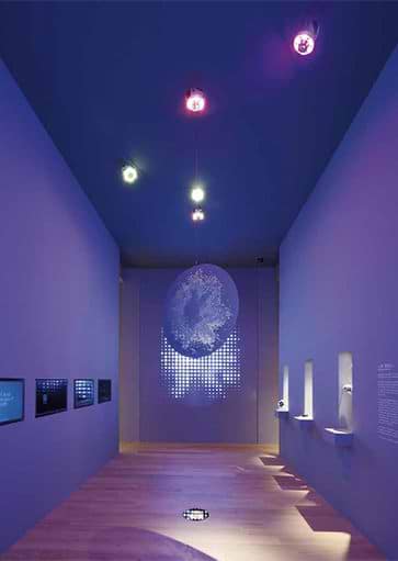 Artimide spots. Projectverlichting voor bedrijven, kantoren, winkels, schepen, horeca gelegenheden, vergaderzalen, ontvangstruimtes, praktijkruimtes en meer. Moderne lampen, klassiek verlichting, design lampen, exclusieve verlichtingsarmaturen, basis verlichting voor woonkamer, keuken, badkamer, slaapkamer en hal. Buitenverlichting etc. Bij Webo Verlichting in Beuningen bij Nijmegen, vindt u duizenden lampen. Alle smaken en stijlen zijn vertegenwoordigd. Webo vertegenwoordigt in Nederland meer dan 60 verlichtingsmerken, lampen merken en lampen ontwerpers. In de grootste verlichtingsshowroom van Nederland helpen verlichtingsexperts u graag. U kunt een klein gedeelte van onze lampen online kopen in onze verichtingswebshop. Bezoek onze verlichtingszaak.