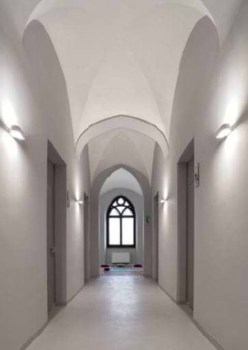 Artimide wandlampen voor thuis, op kantoor, in hotel, etc. Projectverlichting voor bedrijven, kantoren, winkels, schepen, horeca gelegenheden, vergaderzalen, ontvangstruimtes, praktijkruimtes en meer. Moderne lampen, klassiek verlichting, design lampen, exclusieve verlichtingsarmaturen, basis verlichting voor woonkamer, keuken, badkamer, slaapkamer en hal. Buitenverlichting etc. Bij Webo Verlichting in Beuningen bij Nijmegen, vindt u duizenden lampen. Alle smaken en stijlen zijn vertegenwoordigd. Webo vertegenwoordigt in Nederland meer dan 60 verlichtingsmerken, lampen merken en lampen ontwerpers. In de grootste verlichtingsshowroom van Nederland helpen verlichtingsexperts u graag. U kunt een klein gedeelte van onze lampen online kopen in onze verichtingswebshop. Bezoek onze verlichtingszaak.