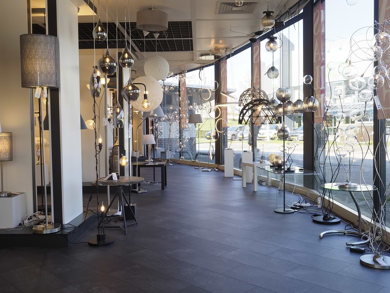 Deel van verlichtingsshowroom van Webo Verlichting, een van de grootste verlichtingswinkels van Nederland.