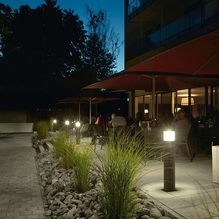 Buitenlampen, tuinverlichting, buitenverlichting. Webo biedt u een groot assortiment buitenlampen in alle stijlen en smaken. Staande lampen, wandlampen, muurlampen, spots, plafonniers, plafondlampen, etc. Bekijk de collectie online of kom naar onze verlichtingsshowroom in Beuningen bij Nijmegen voor meer lampen inspiratie.