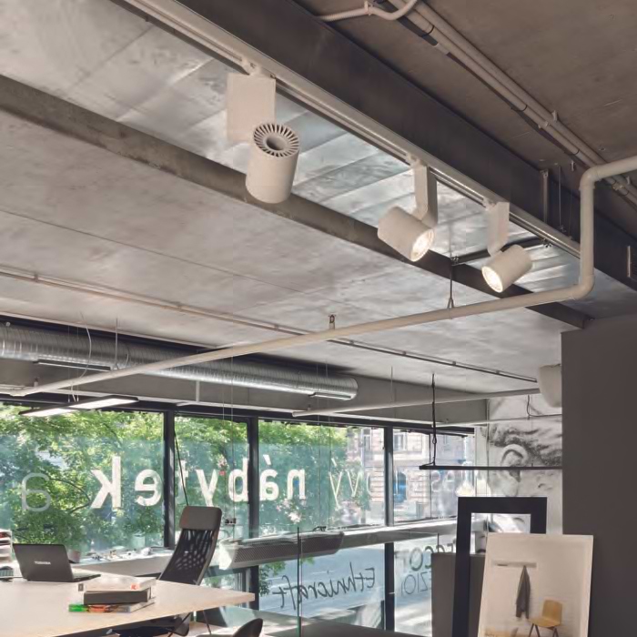 Railverlichting, flexibel spots en andere verlichtingsarmaturen op een rail plaatsen. Railverlichting in diverse soorten, modellen, maten en materialen bij Webo Verlichting.