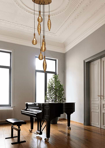 Grote hanglamp plafond met diverse lampjes, LED sfeerlampen. Te koop bij Webo Verlichting in Beuningen bij Nijmegen. Masterlight kent een grote lampen collectie met klassieke lampen, moderne design lampen en industrielampen. Lampen in allerlei vormen, maten en kleuren. Hanglampen, eettafel lampen en vloerlampen. Masterlight verlichting vindt u bij Webo Verlichting in Nijmegen bij Beuningen. Dealer van alle Masterlight lampen. Koop online of bezoek de grootste verlichtingsshowroom van Nederland voor lampen inspiratie, verlichtingsadvies of een lichtplan.