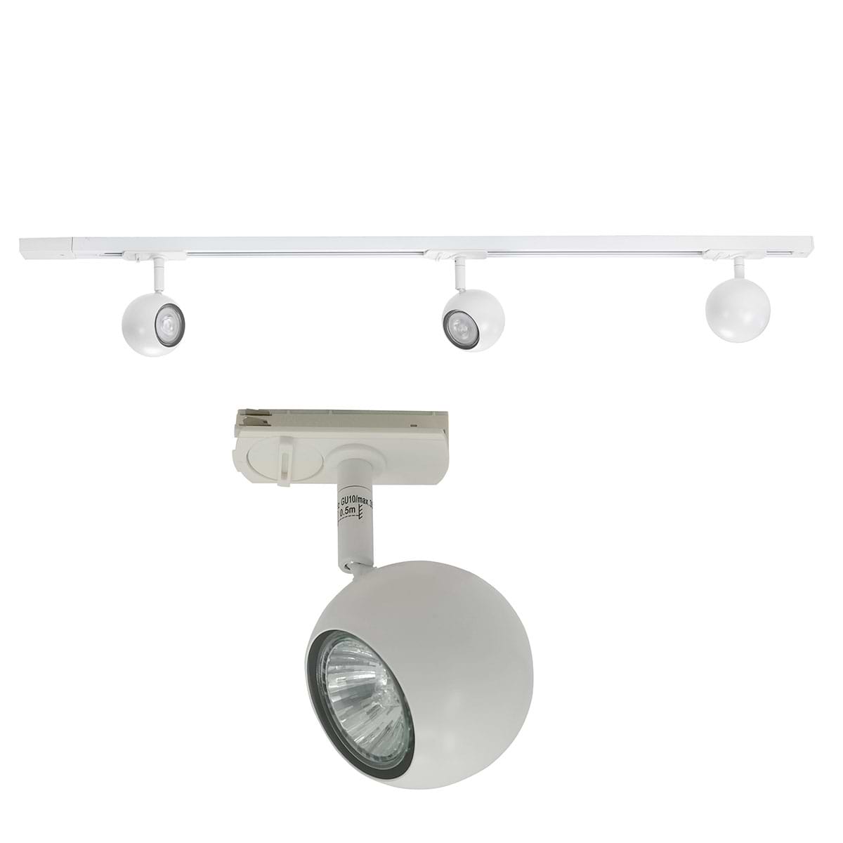 Railverlichting - set van witte spanningrail 100 cm met 3 witte retro bol spots - GU10 LED - HIGH LIGHT - Dit moderne 1 fase railsysteem van Highlight is ook leverbaar met retro bol spots - En de hele serie is ook verkrijgbaar in de kleur mat zwart - Deze set is bovendien volledig uit te breiden - Het railsysteem kunt u namelijk koppelen aan meer rail en u kunt meer spots in het railsysteem schuiven - In onze webshop vindt u in de categorie Railverlichting rails van 100 cm en van 150 cm - allerlei koppelstukken - verbinders en ook bochten om het systeem uit te breiden - Zelfs een adapter om eventueel een hanglamp aan het systeem te hangen - Alle items in onze webshop met code RSWebo-1 - passen bij elkaar - De spots zijn te verschuiven - draaibaar en kantelbaar - De aansluitvoeding zit aan het begin van de rail daar zit ook het kroonsteentje om de aansluiting te maken - De rail in deze samengestelde set heeft een lengte van 100 cm - een breedte van 3