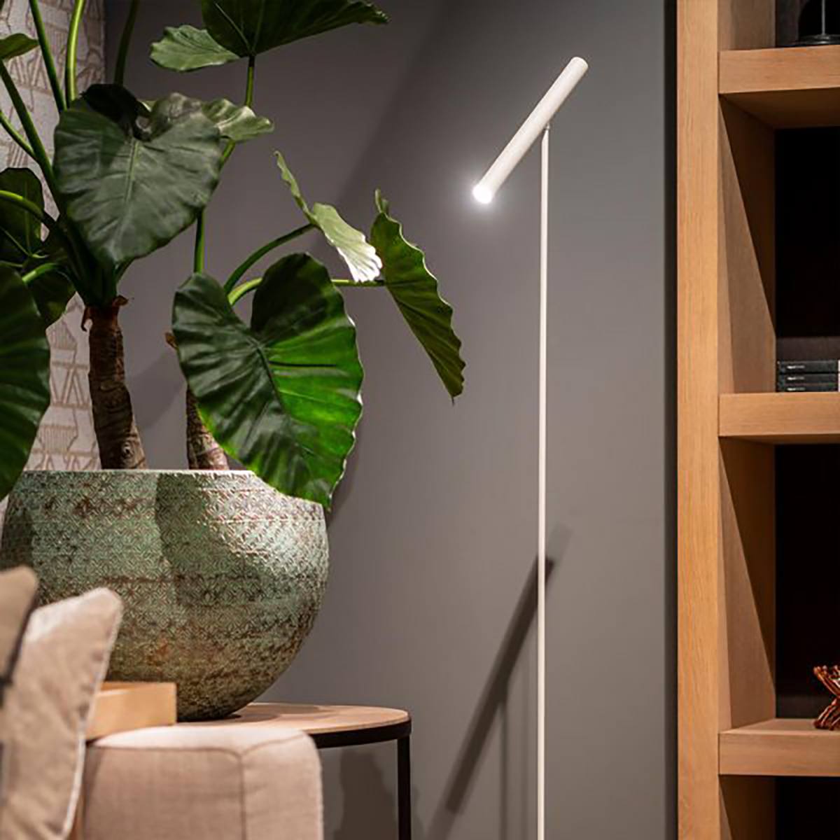 Design vloerlamp. minimalistische vloerlamp, wit, design Art Delight. Serie Harper, VL HARPER WI. Verkrijgbaar bij Webo Verlichting.