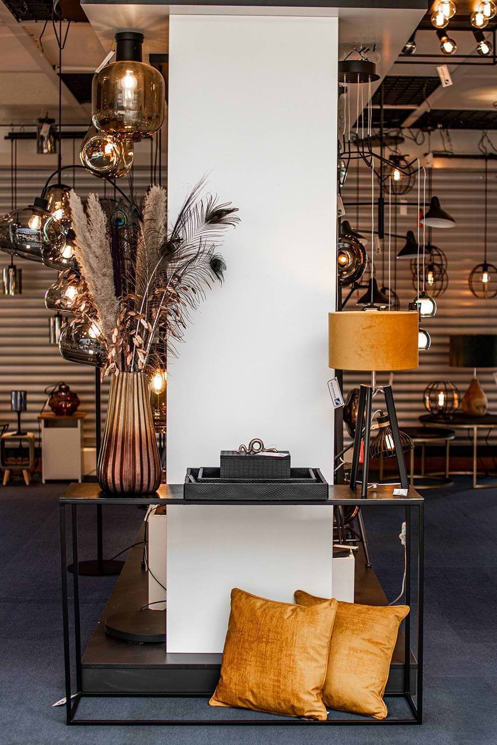 Webo Verlichting is een verlichtingsspeciaalzaak met de grootste verlichtingsshowroom van Nederland. Al meer dan 60 jaar is Webo Verlichting gespecialiseerd in de advisering en verkoop van verlichtingsarmaturen. Webo vertegenwoordigt meer dan 60 merken lampen. De lampen worden online verkocht of in de showroom waar de verlichtingsexperts van Webo u helpen met uw Lichtplan.