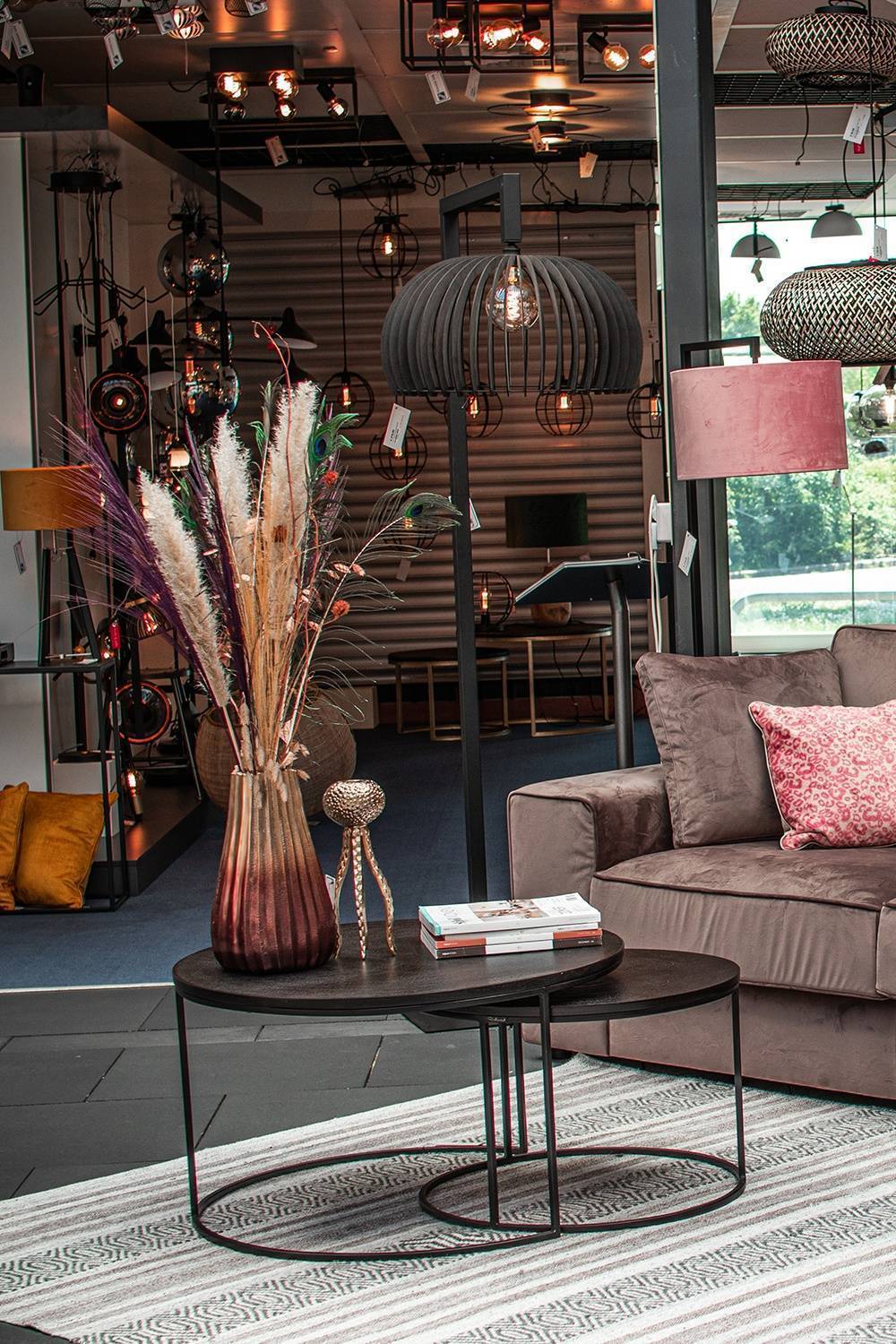 Webo Verlichting is een verlichtingsspeciaalzaak met de grootste verlichtingsshowroom van Nederland. Al meer dan 60 jaar is Webo Verlichting gespecialiseerd in de advisering en verkoop van verlichtingsarmaturen. Webo vertegenwoordigt meer dan 60 merken lampen. De lampen worden online verkocht of in de showroom waar de verlichtingsexperts van Webo u helpen met uw Lichtplan.