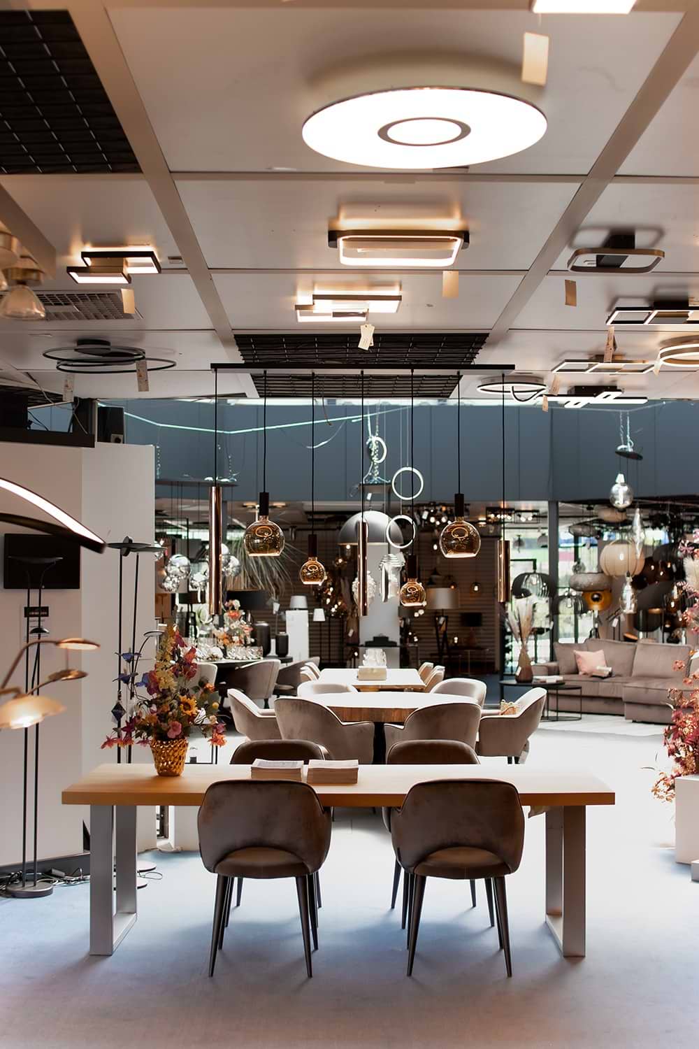 Webo Verlichting is een verlichtingsspeciaalzaak met de grootste verlichtingsshowroom van Nederland. Al meer dan 60 jaar is Webo Verlichting gespecialiseerd in de advisering en verkoop van verlichtingsarmaturen. Webo vertegenwoordigt meer dan 60 merken lampen. De lampen worden online verkocht of in de showroom waar de verlichtingsexperts van Webo u helpen met uw Lichtplan.