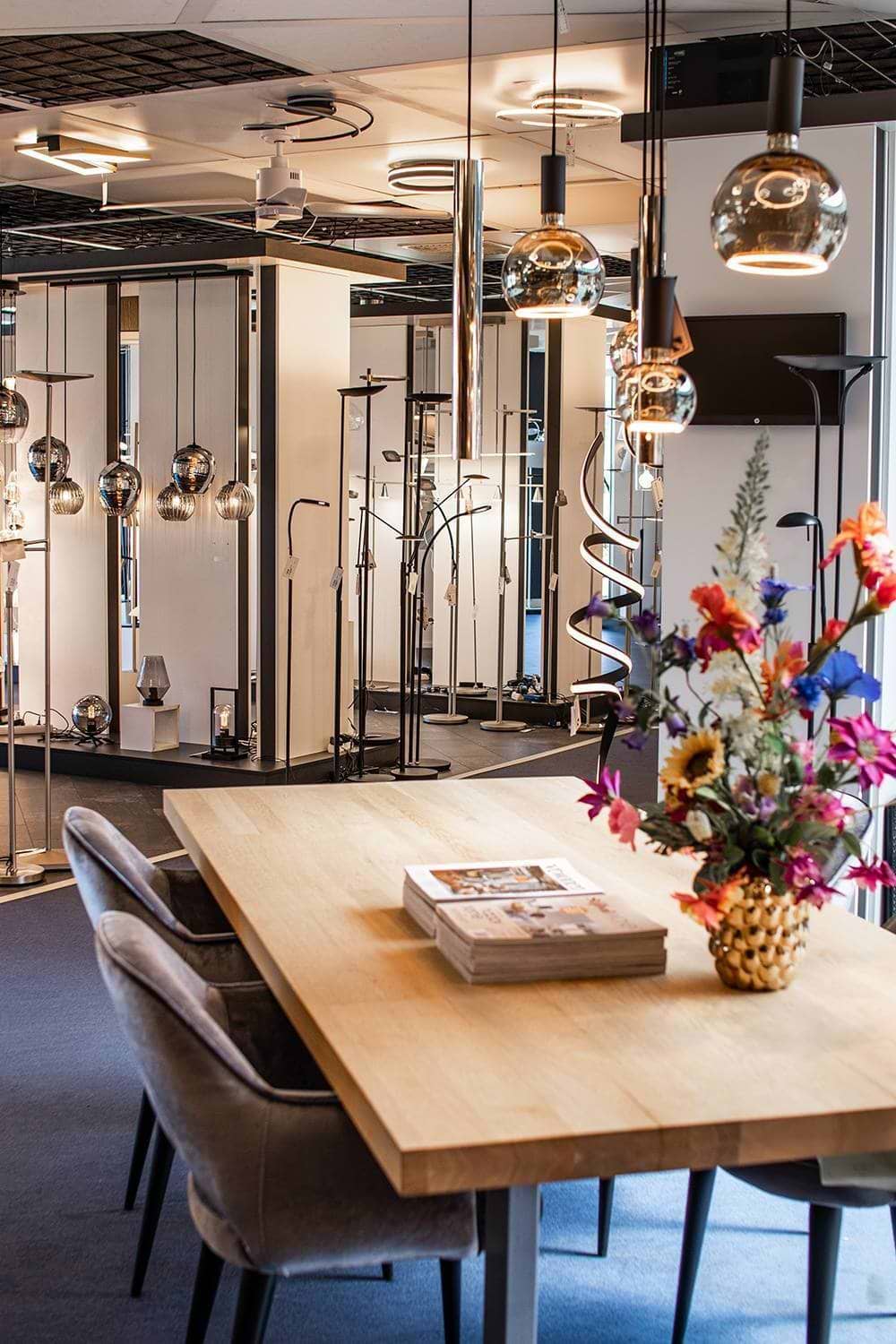 Webo Verlichting is een verlichtingsspeciaalzaak met de grootste verlichtingsshowroom van Nederland. Al meer dan 60 jaar is Webo Verlichting gespecialiseerd in de advisering en verkoop van verlichtingsarmaturen. Webo vertegenwoordigt meer dan 60 merken lampen. De lampen worden online verkocht of in de showroom waar de verlichtingsexperts van Webo u helpen met uw Lichtplan.