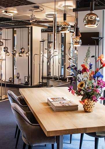 Webo Verlichting is een verlichtingsspeciaalzaak met de grootste verlichtingsshowroom van Nederland. Al meer dan 60 jaar is Webo Verlichting gespecialiseerd in de advisering en verkoop van verlichtingsarmaturen. Webo vertegenwoordigt meer dan 60 merken lampen. De lampen worden online verkocht of in de showroom waar de verlichtingsexperts van Webo u helpen met uw Lichtplan.