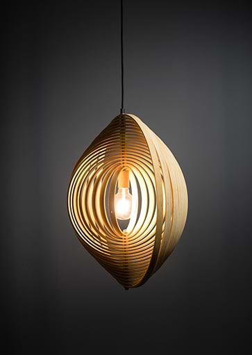 05-HL4540-70. Bijzondere naturel houten hanglamp Woody, diameter 59 cm. De ringen zijn allemaal verstelbaar – ETH. De foto’s tonen aan hoe verschillend de lamp wordt door met de ringen te spelen. Binnen de Woody serie van het merk ETH zijn vier varianten. Twee verschillende afmetingen en een versie van naturel hout binnenzijde en buitenzijde en een variant met een zwarte buitenzijde en naturel houten binnenzijde. Zoek op ‘Woody’ in het zoekveld op onze website en u ziet ze allemaal.