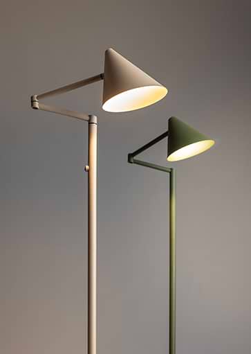 05-VL8248-59 en 05-VL8248-33 Marvis ETH verstelbare vloerlampen. 1-lichts – ETH. De hoogte van de lamp is 155 cm. De serie Marvis van het merk ETH bevat een vloerlamp, een tafellamp en een wandlamp. Allemaal verkrijgbaar in de kleuren zwart, groen, zalm roze en zand. Zoek in onze website op ‘Marvis’ en u ziet ze allemaal.