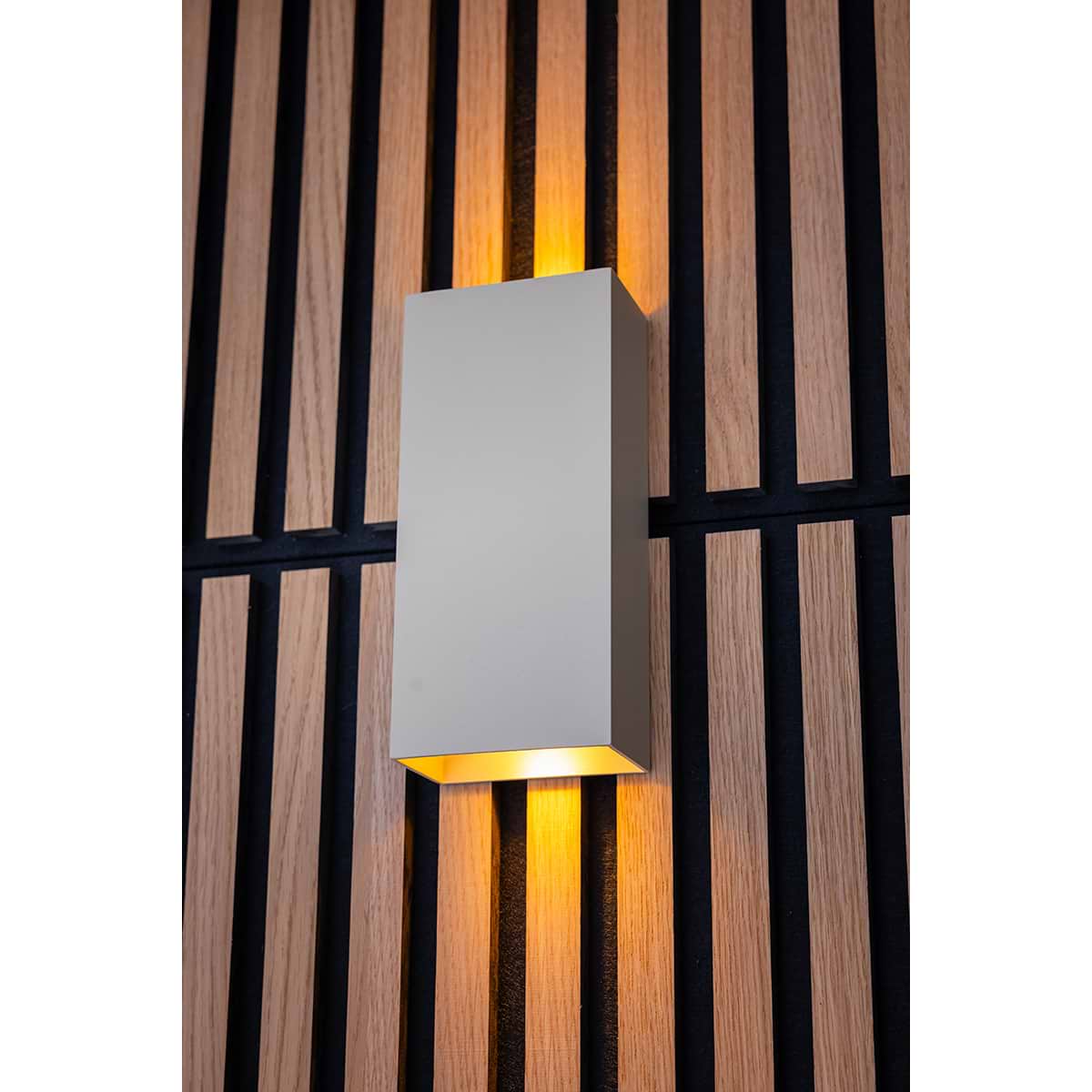 05-WL1330-31. Strakke witte wandlamp serie David van het merk ETH. Er kunnen twee GU10 LED spotjes in de wandlamp. De ene schijnt dan naar boven