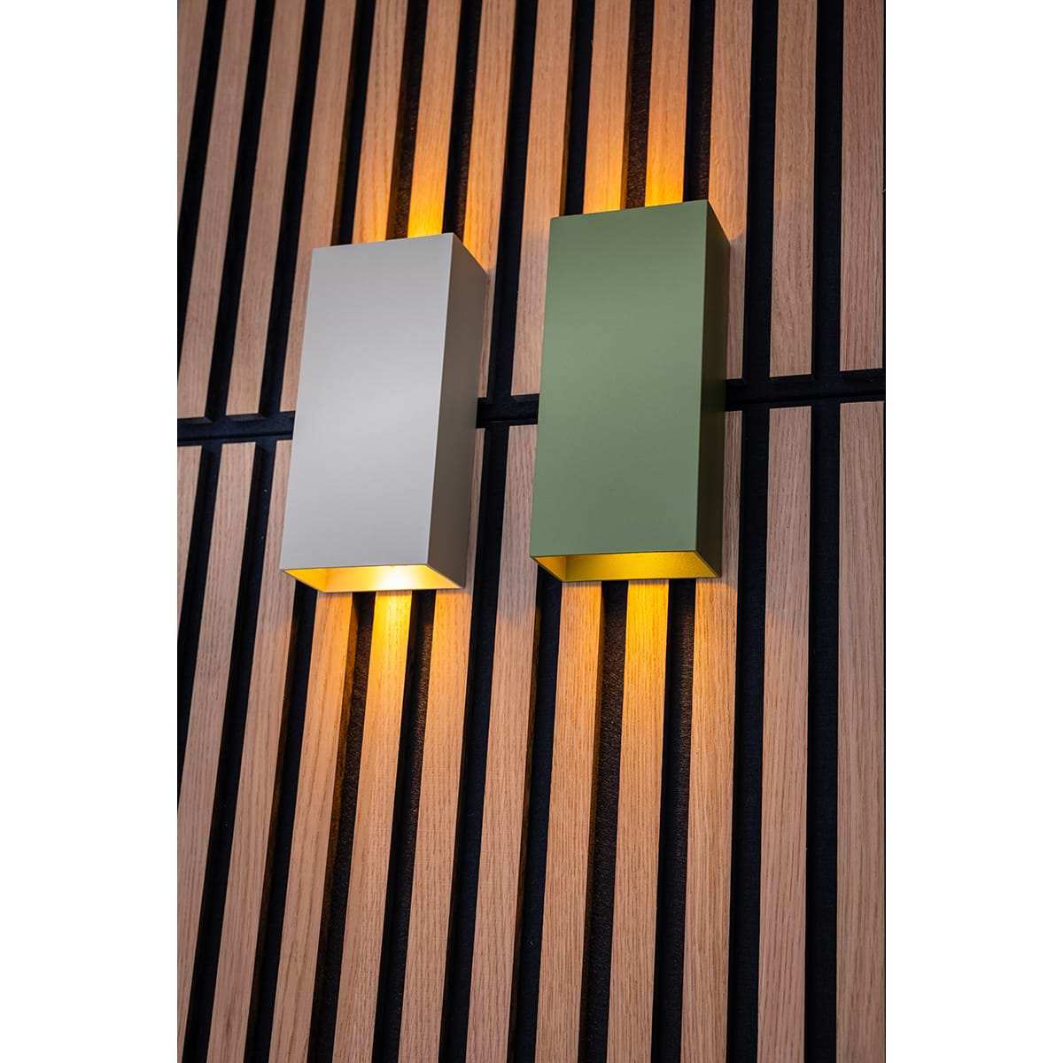 de andere naar beneden. De wandlamp is 243mm hoog