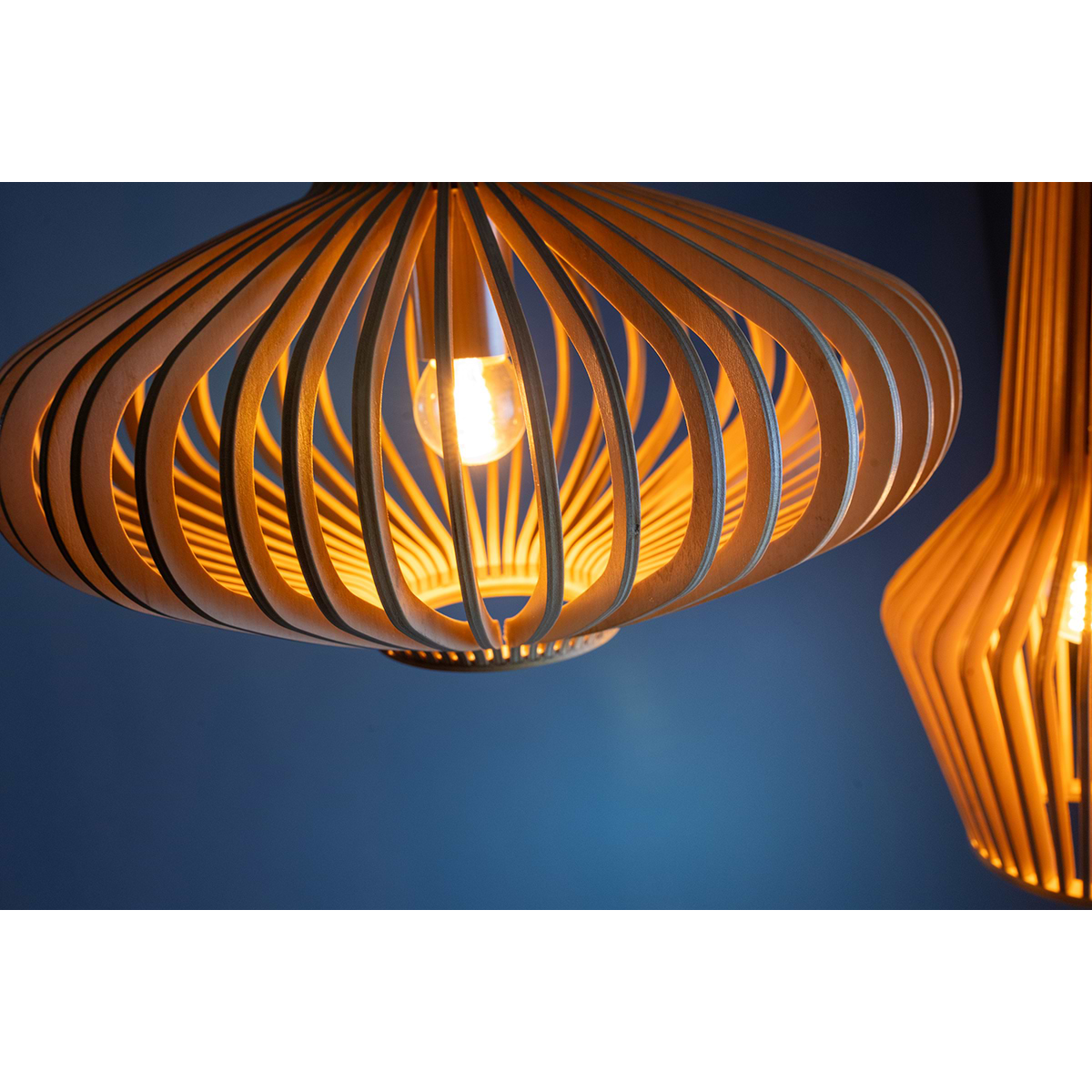 Houten lamp Tess van ETH. Verkrijgbaar bij Webo Verlichting in Beuningen bij Nijmegen. Verlichtingsshowroom. grootste lampenwinkel van Nederland.