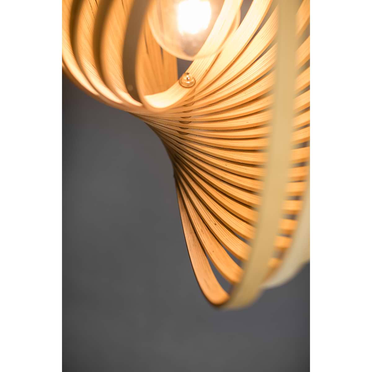 diameter 59 cm. De ringen zijn allemaal verstelbaar - ETH. De foto's tonen aan hoe verschillend de lamp wordt door met de ringen te spelen. Binnen de Woody serie van het merk ETH zijn vier varianten. Twee verschillende afmetingen en een versie van naturel hout binnenzijde en buitenzijde en een variant met een zwarte buitenzijde en naturel houten binnenzijde. Zoek op 'Woody' in het zoekveld op onze website en u ziet ze allemaal.