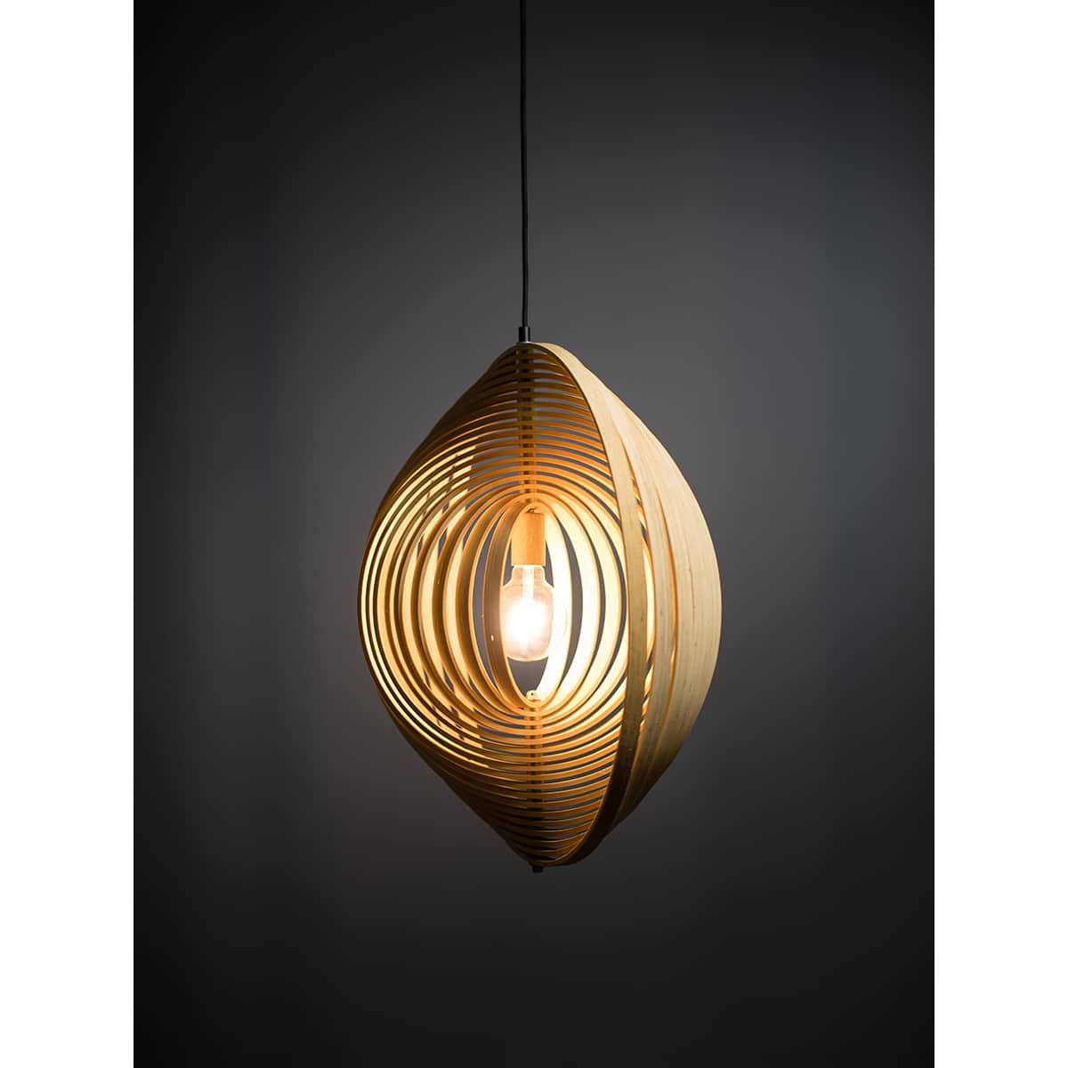 diameter 59 cm. De ringen zijn allemaal verstelbaar - ETH. De foto's tonen aan hoe verschillend de lamp wordt door met de ringen te spelen. Binnen de Woody serie van het merk ETH zijn vier varianten. Twee verschillende afmetingen en een versie van naturel hout binnenzijde en buitenzijde en een variant met een zwarte buitenzijde en naturel houten binnenzijde. Zoek op 'Woody' in het zoekveld op onze website en u ziet ze allemaal.