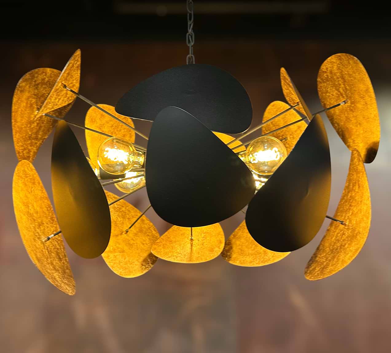 Galaxy-LB555-8-1OV-textured-black-ambachtelijk-brons: Hanglamp Galaxy ovaal, 8-lichts plus 1 LED spot, armatuur kleur is aan buitenzijde textured-black zwart, en aan binnenzijde brons goud. Lengte is 100 cm, breedte 65 cm, hoogte 65 cm – LECLERCQ & BOUWMAN Verkrijgbaar bij Webo Verlichting in Beuningen bij Nijmegen. De grootste lampenwinkel van Nederland. Bezoek onze showroom of shop online in onze lampenwebshop.