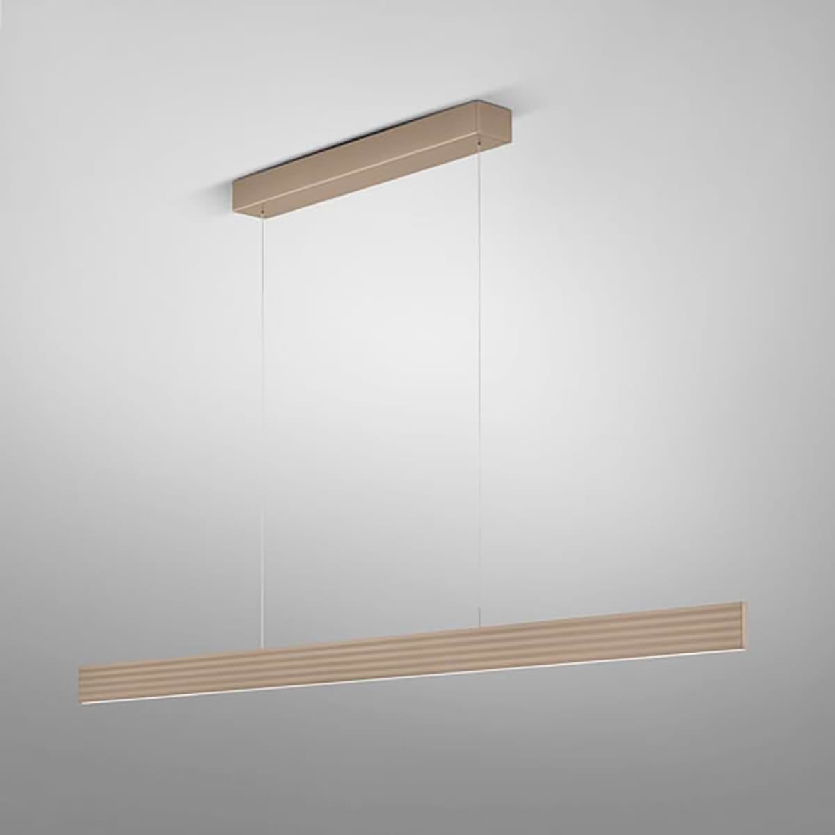 Moderne smalle design hanglamp, 51.509.34, van de Duitse fabrikant Knapstein. Direct en indirecte verlichting. Boven en onder licht zijn apart van elkaar door twee gebaarbedieningen in- en uit te schakelen en te dimmen. De lichtkleur van het boven en van het onderlicht kan door twee gebaarbedieningen apart van elkaar ingesteld worden tussen 2.200 en 3.000 Kelvin. Geheugenfunctie. De lamp is traploos in hoogte verstelbaar, bereik 1000 mm. Geen zichtbare schroeven in de plafondplaat. Alle lampen van Knapstein zijn van zeer degelijke kwaliteit. Voor meer opties uit de serie: FARA-132, kunt u de zoekfunctie gebruiken op onze site. Dan ziet u welke andere opties er binnen de serie zijn. Kleur: brons. Aantal lichtpunten: 1. Lichtbron: inclusief. Breedte in mm: 75. Lengte/diepte in mm: 1320.