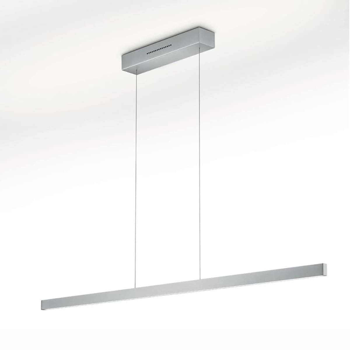 Moderne smalle design hanglamp, 51.514.05, van de Duitse fabrikant Knapstein. Alle lampen van Knapstein zijn van zeer degelijke kwaliteit. Voor meer opties uit de serie: LINDA-192, kunt u de zoekfunctie gebruiken op onze site. Dan ziet u welke andere opties er binnen de serie zijn. Kleur: nikkel mat. Aantal lichtpunten: 1. Lichtbron: inclusief. Breedte in mm: 75. Lengte/diepte in mm: 1920. Dynamische witcontrole: - directe/indirecte verlichting , boven- en onderverlichting kunnen afzonderlijk worden geschakeld en gedimd via 2 x gebarenbediening, - lichtkleur van boven- en onderlicht afzonderlijk via 2 x gebarenbediening, -instelbaar tussen 2.200 - 3.000 Kelvin, - geheugenfunctie. Traploze hoogteverstelling binnen een bereik van ca. 1.000 mm. Hoekverstelling mogelijk dankzij individuele liftvering. Plafondbaldakijn met magnetische houder. Geen zichtbare schroeven in de plafondkap vanwege de magnetische houder.