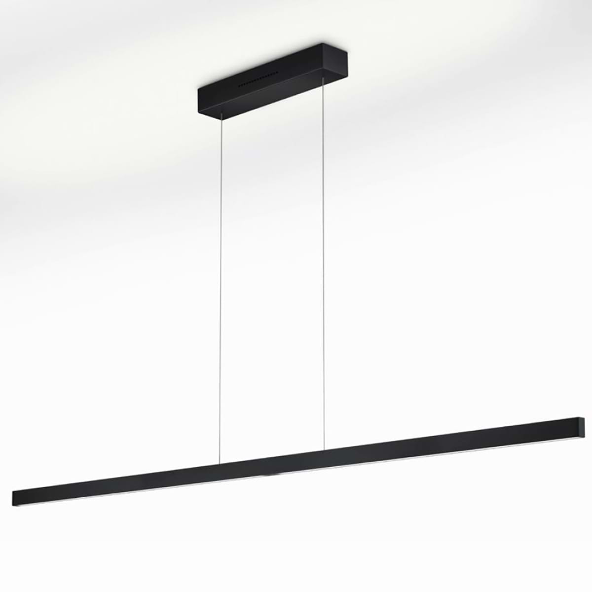 Moderne smalle design hanglamp, 51.514.07, van de Duitse fabrikant Knapstein. Alle lampen van Knapstein zijn van zeer degelijke kwaliteit. Voor meer opties uit de serie: LINDA-192, kunt u de zoekfunctie gebruiken op onze site. Dan ziet u welke andere opties er binnen de serie zijn. Kleur: zwart. Aantal lichtpunten: 1. Lichtbron: inclusief. Breedte in mm: 75. Lengte/diepte in mm: 1920. Dynamische witcontrole: - directe/indirecte verlichting , boven- en onderverlichting kunnen afzonderlijk worden geschakeld en gedimd via 2 x gebarenbediening, - lichtkleur van boven- en onderlicht afzonderlijk via 2 x gebarenbediening, -instelbaar tussen 2.200 - 3.000 Kelvin, - geheugenfunctie. Traploze hoogteverstelling binnen een bereik van ca. 1.000 mm. Hoekverstelling mogelijk dankzij individuele liftvering. Plafondbaldakijn met magnetische houder. Geen zichtbare schroeven in de plafondkap vanwege de magnetische houder.