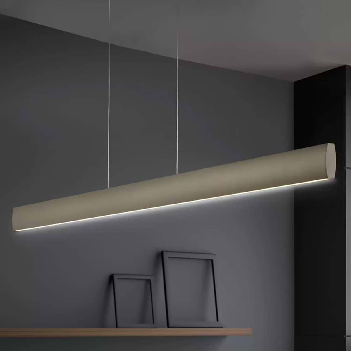Moderne smalle design hanglamp. Serie Runa van Knapstein. Geavanceerde lamp, diverse afmetingen en kleuren. Dit is de kleur effekt brons.