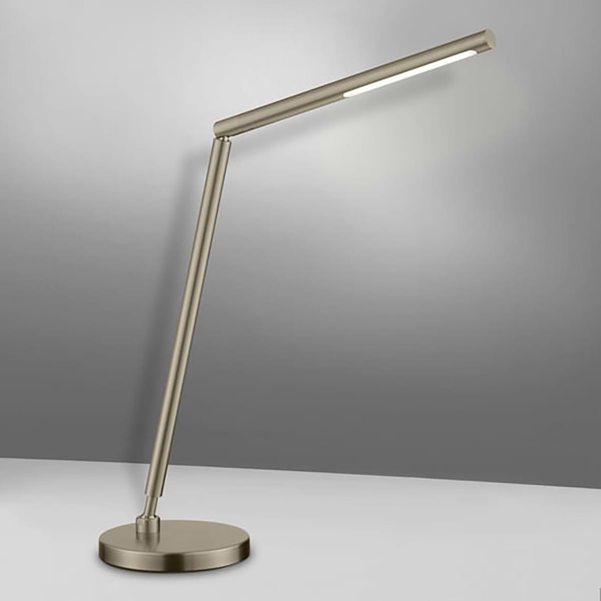 Bureaulamp, leeslamp, 61.627.34, van de Duitse fabrikant Knapstein. Met gebaarbediening op de lamp voor het in- en uitschakelen en traploos dimmen van de lamp. Draai- en kiepbaar. De lamp is naar de zijkant tot 550 mm uit te trekken. Alle lampen van Knapstein zijn van zeer degelijke kwaliteit. Voor meer opties uit de serie: DINA-T, kunt u de zoekfunctie gebruiken op onze site. Dan ziet u welke andere opties er binnen de serie zijn. Kleur: brons. Aantal lichtpunten: 1. Lichtbron: inclusief. Breedte in mm: 165. Lengte/diepte in mm: 650.