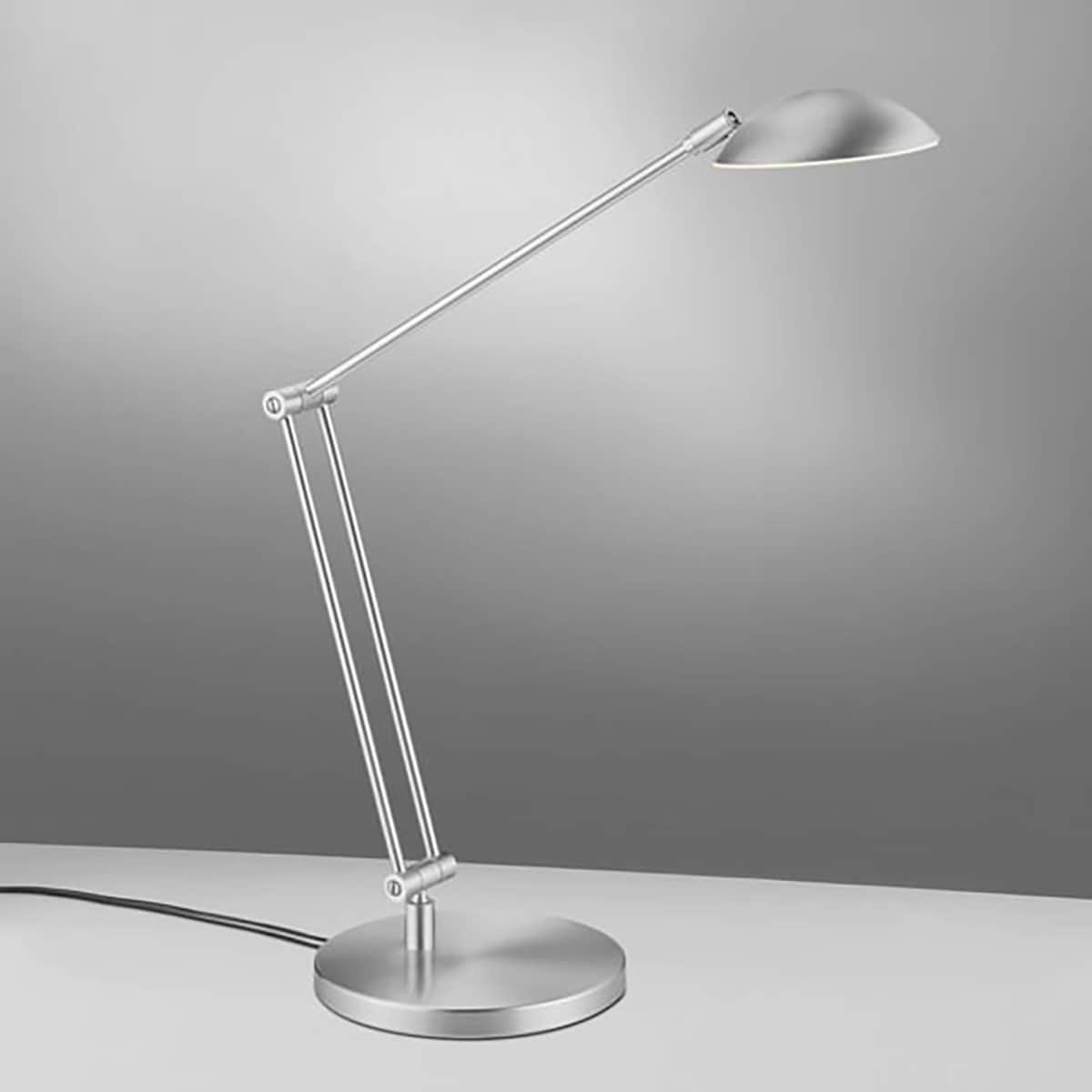 Bureaulamp, leeslamp, 61.625.05, van de Duitse fabrikant Knapstein. Met gebaarbediening op de lamp voor het in- en uitschakelen en traploos dimmen van de lamp. Draai- en kiepbaar. De lamp is naar de zijkant tot 600 mm uit te trekken. Alle lampen van Knapstein zijn van zeer degelijke kwaliteit. Voor meer opties uit de serie: ILSA-T, kunt u de zoekfunctie gebruiken op onze site. Dan ziet u welke andere opties er binnen de serie zijn. Kleur: nikkel mat. Aantal lichtpunten: 1. Lichtbron: inclusief. Breedte in mm: 165. Lengte/diepte in mm: 600.