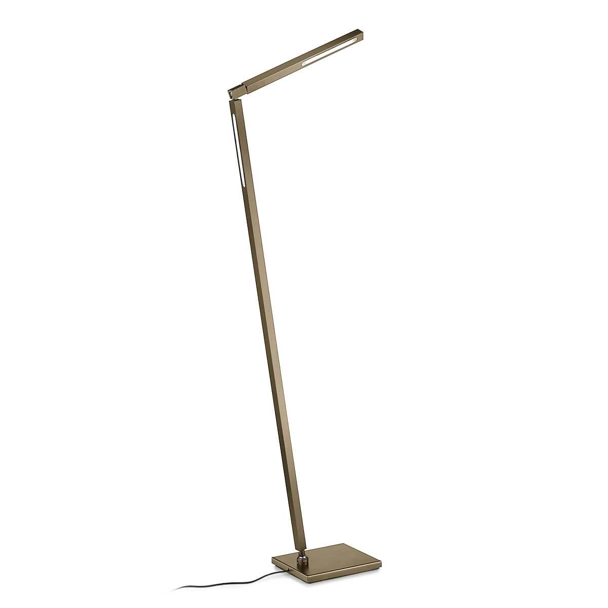 Moderne vloerlamp, leeslamp, 41.986.34, van de Duitse fabrikant Knapstein. Deze geavanceerde leeslamp met diverse functies is onder andere door twee gebarenbedieningen in- en uit te schakelen en traploos dimbaar. Draaibaar en kiepbaar. Geheugenfunctie. Alle lampen van Knapstein zijn van zeer degelijke kwaliteit. Voor meer opties uit de serie: CARLA, kunt u de zoekfunctie gebruiken op onze site. Dan ziet u welke andere opties er binnen de serie zijn. Kleur: brons. Aantal lichtpunten: 1. Lichtbron: inclusief. Breedte in mm: 175. Lengte/diepte in mm: 1000.