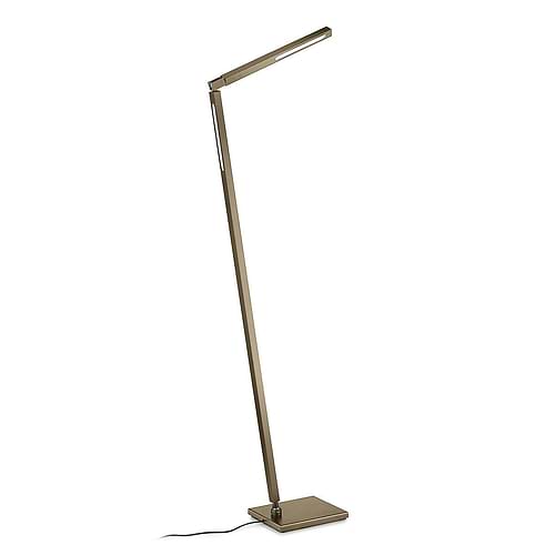 Moderne vloerlamp, leeslamp, 41.986.34, van de Duitse fabrikant Knapstein. Deze geavanceerde leeslamp met diverse functies is onder andere door twee gebarenbedieningen in- en uit te schakelen en traploos dimbaar. Draaibaar en kiepbaar. Geheugenfunctie. Alle lampen van Knapstein zijn van zeer degelijke kwaliteit. Voor meer opties uit de serie: CARLA, kunt u de zoekfunctie gebruiken op onze site. Dan ziet u welke andere opties er binnen de serie zijn. Kleur: brons. Aantal lichtpunten: 1. Lichtbron: inclusief. Breedte in mm: 175. Lengte/diepte in mm: 1000.