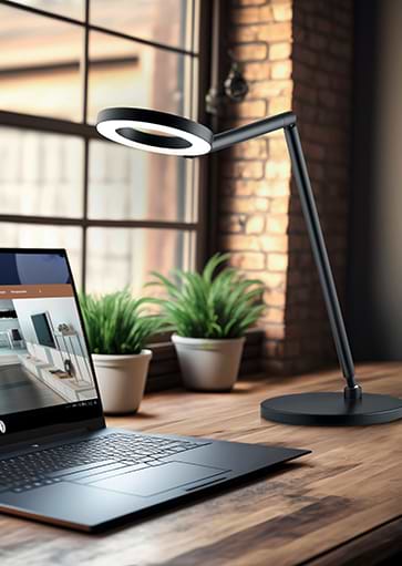 Tafellamp, bureaulamp, leeslamp, 61.628.07, van de Duitse fabrikant Knapstein. Alle lampen van Knapstein zijn van zeer degelijke kwaliteit. Voor meer opties uit de serie: TESSA-T, kunt u de zoekfunctie gebruiken op onze site. Dan ziet u welke andere opties er binnen de serie zijn. Kleur: zwart. Aantal lichtpunten: 1. Lichtbron: inclusief. Breedte in mm: 220. Lengte/diepte in mm: 425. Gebarenbediening voor in-/uitschakelen en traploos dimmen. Incl. Knapstein dynamische witregeling voor het instellen van de lichtkleur tussen 2.200 en 3.500 K. Geheugenfunctie. Kogelgewricht op de lampvoet. Draai- en kantelscharnier aan de lamparm. Draaibaar kantelscharnier op reflector.