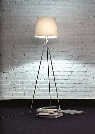 Moderne vloerlamp, 41.948.05-10*, van de Duitse fabrikant Knapstein. Met touch dimmer. Alle lampen van Knapstein zijn van zeer degelijke kwaliteit. Voor meer opties uit de serie: RUBY, kunt u de zoekfunctie gebruiken op onze site. Dan ziet u welke andere opties er binnen de serie zijn. Kleur: nikkel mat. Lampenkap Chintz wit. Aantal lichtpunten: 1. Lichtbron: exclusief. Breedte in mm: 520. Lengte/diepte in mm: 520.
