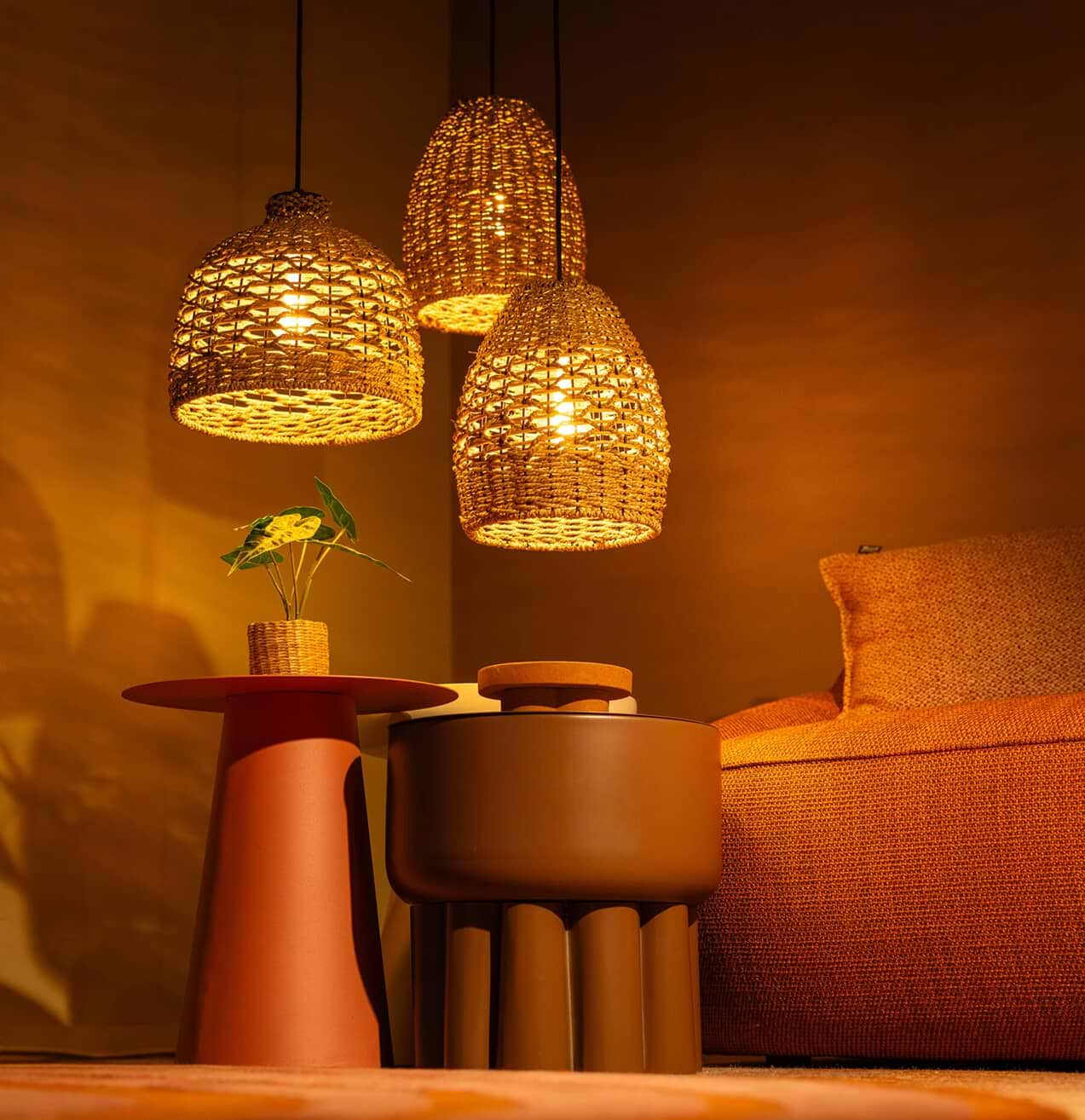 dRIE HANGLAMPEN VAN HET MERK eth. dE DRIE HANGLAMPEN ZIJN GEMAAKT VAN TOUW EN HEBBEN ELK EEN ANDERE VORM.