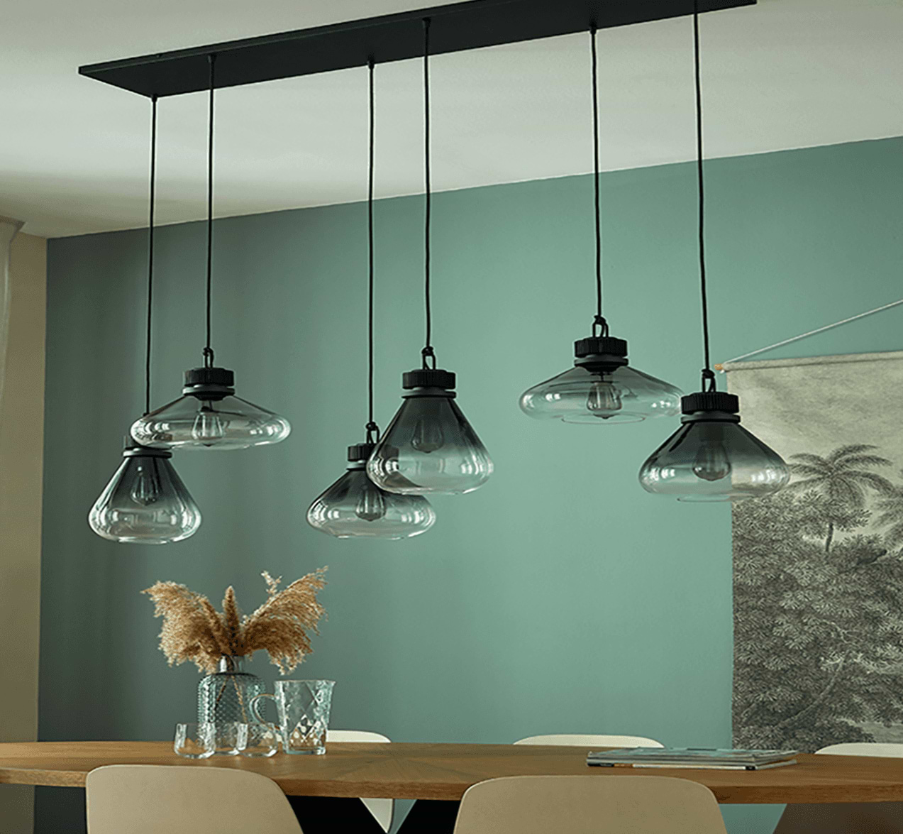 6 lichts hanglamp met verschillende vormen glazen kappen. Hangt boven eettafel. Merk is Steinhauer, artikelnummer is 2672ZW-25.