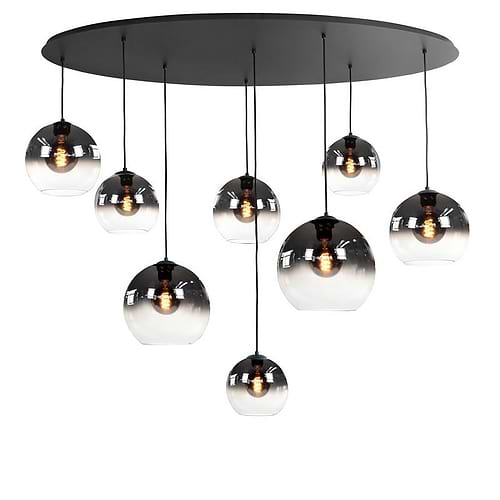 Grote hanglamp, ovaal zwart, met 8 lichtpunten, hangende glazen bollen die half zwart en half helder zijn