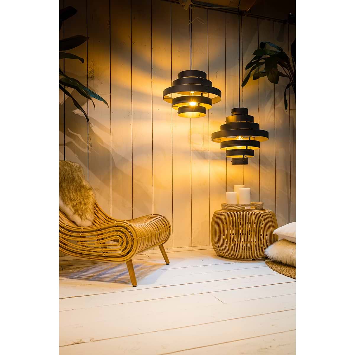 Design mat zwarte hanglamp. Sfeervolle verlichting. Webo Verlichting showroom lampen online Beuningen bij Nijmegen. Lampen webshop.